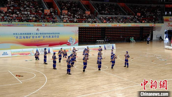 上海代表队以火彝绳花表演点亮赛场 让民族团结