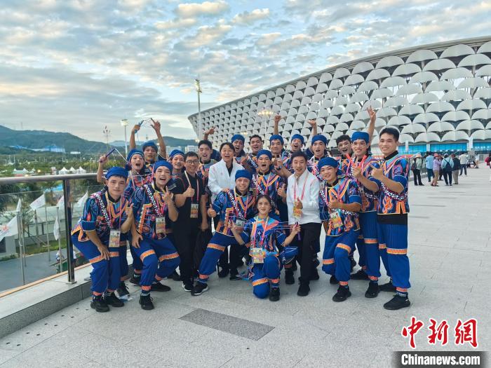 上海代表队以火彝绳花表演点亮赛场 让民族团结