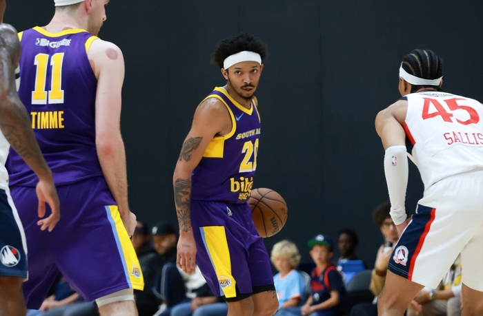 湖人发展联盟首战告捷 尼克·史密斯18+5助球队晋