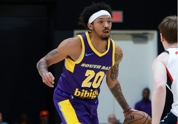 湖人发展联盟首战告捷 尼克·史密斯18+5助球队晋