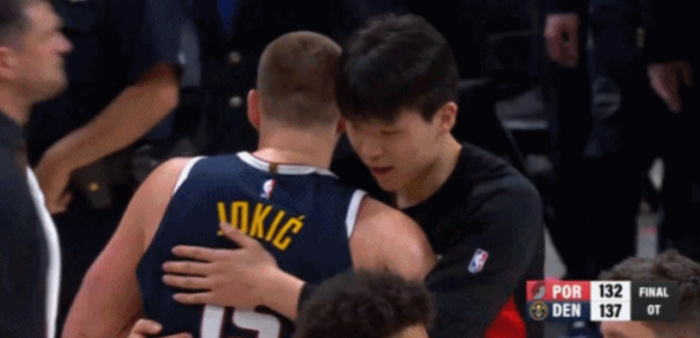 约基奇拥抱缓解杨瀚森尴尬，开拓者冲8战略或成