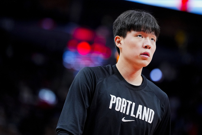 约基奇拥抱缓解杨瀚森尴尬，开拓者冲8战略或成