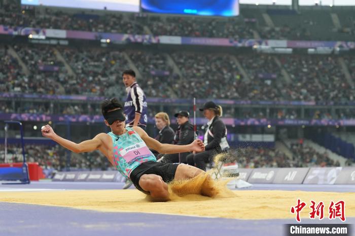 邸东东巴黎残奥会男子T11级跳远决赛夺金打破世