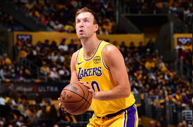 湖人首战力克火箭 詹姆斯13助攻创纪录 肯纳德三